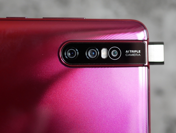 Обзор смартфона Vivo V15 Pro: с "выпрыгивающей" селфи-камерой Обзор смартфона Vivo V15 Pro: с "выпрыгивающей" селфи-камерой