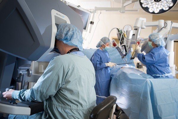 Accenture: пожилые пациенты больше молодых доверяют роботизированной хирургии